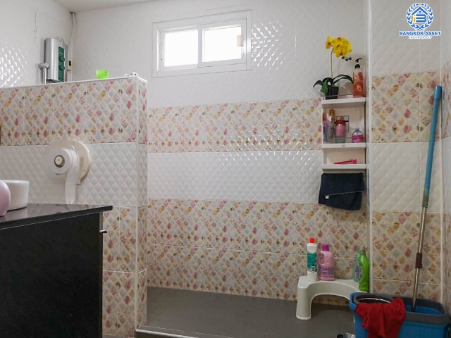 *****บ้านแฝดมือสองย่านสมุทรปราการ ม.สยามนิเวศน์1 ประชาอุทิศ เนื้อที่กว้างขวางมากถึง 92 ตร.ว. ฟังก์ชัน 4 ห้องนอน 3 ห้องน้ำ ที่จอดรถ 2 คัน บ้านสไตล์โมเดิร์น ภายใต้บรรยากาศเงียบสงบ โครงการตั้งบนทำเลแห่งการเดินทาง ใกล้รถไฟฟ้าสายสีม่วงใต้(สายอนาคต) "สถานีครุใน" และจุดขึ้นทางด่วน "กาญจนาภาเษกฯ"